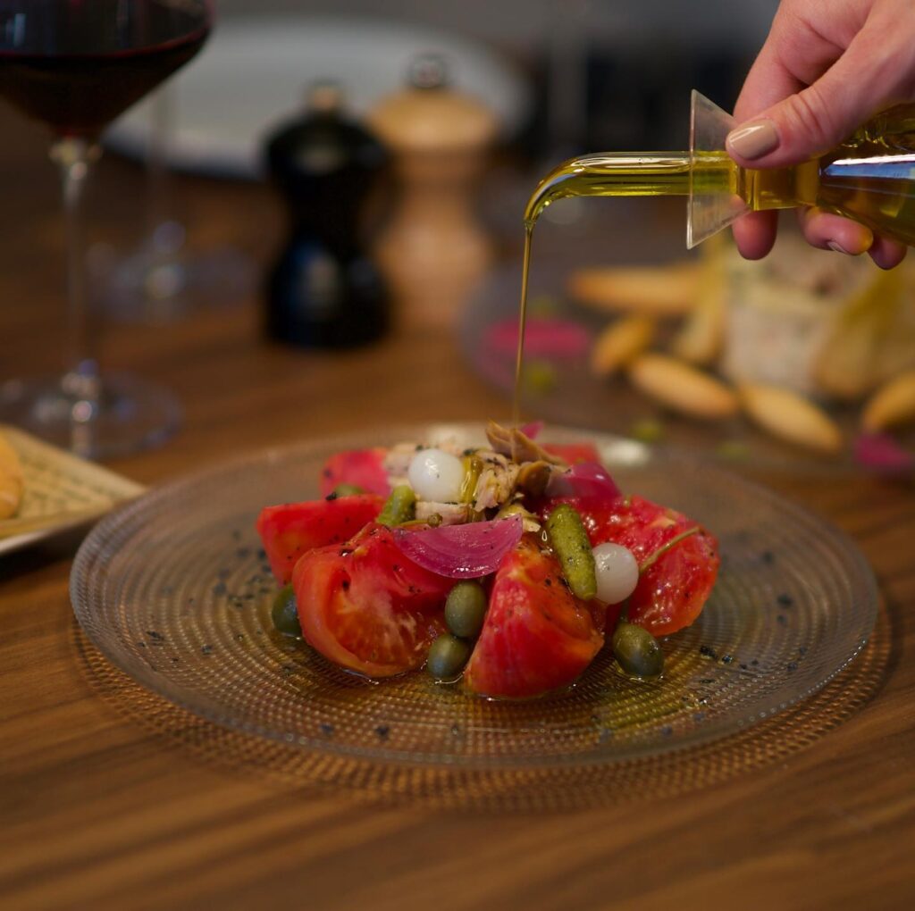 Tomate valenciano aliñado con un chorrito de aceite