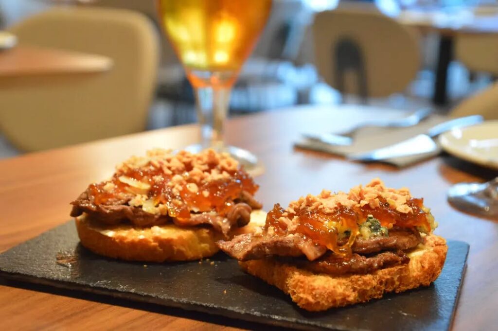 brandada de babilla de angus, cebollita caramelizada y una lluvia de foie